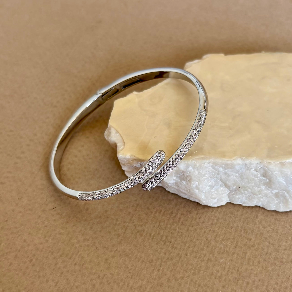 Maze 02 | White Gold Plated Bangle