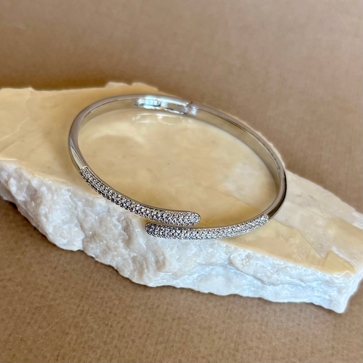 Maze 02 | White Gold Plated Bangle