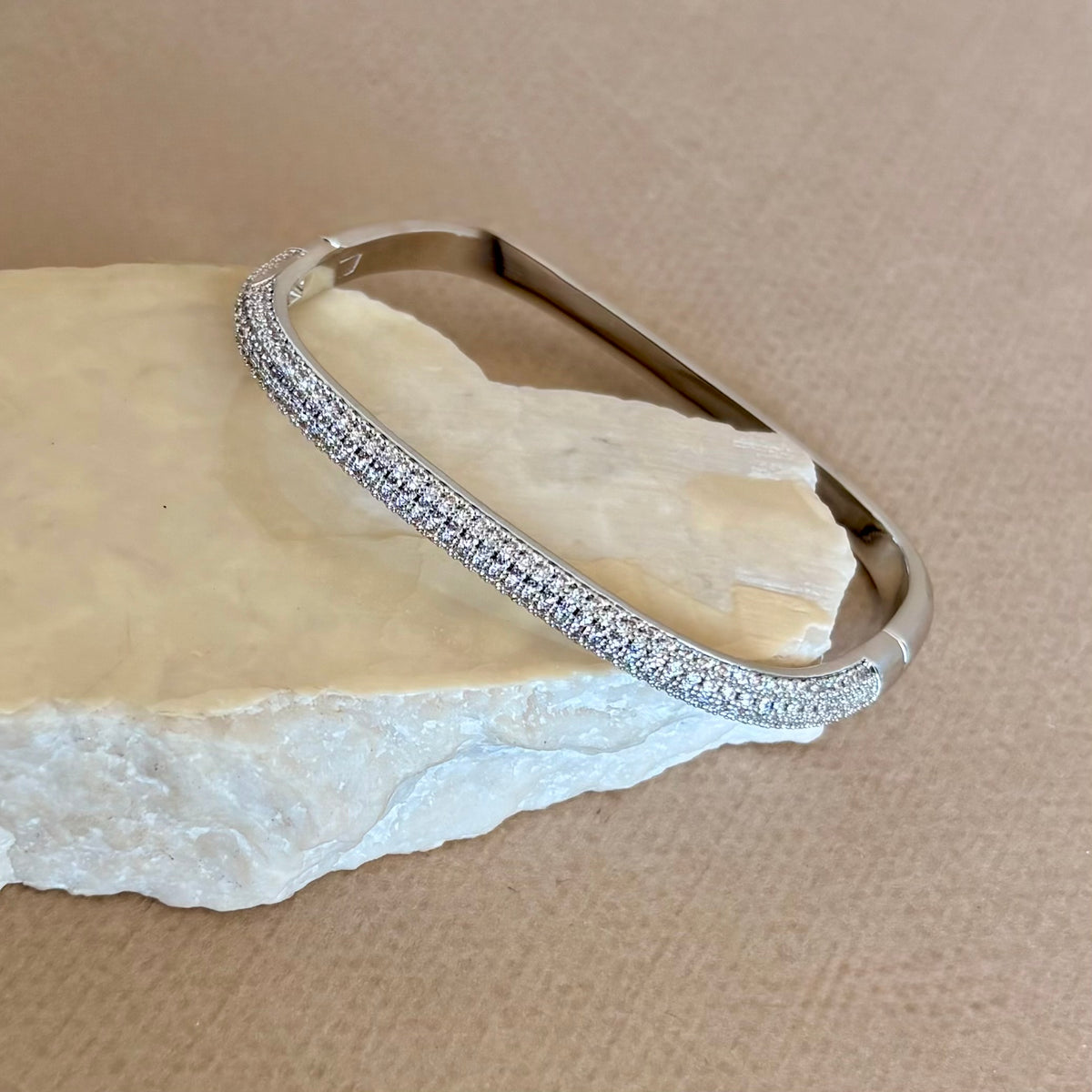 Novelis 02 | White Gold Plated Bangle