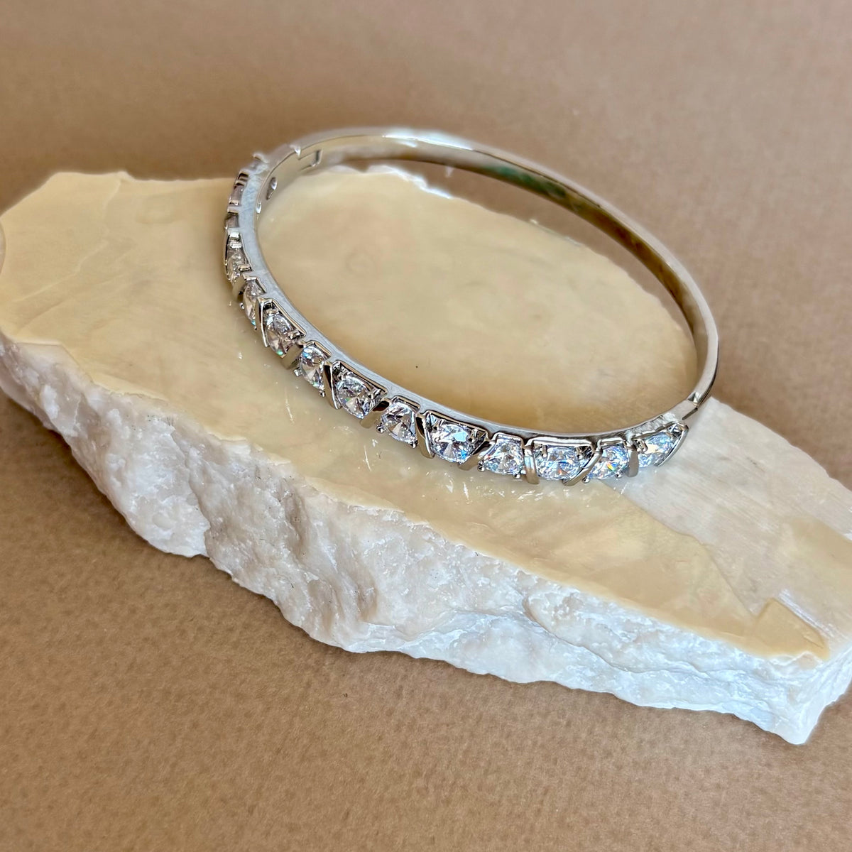 Arvion 02 | White Gold Plated Bangle