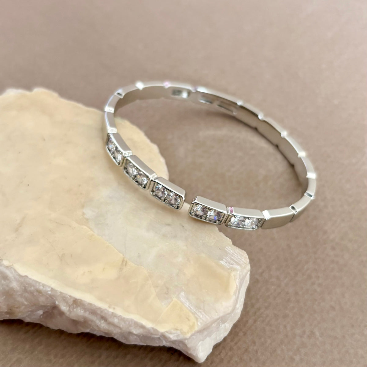 Theline 02 | White Gold Plated Bangle