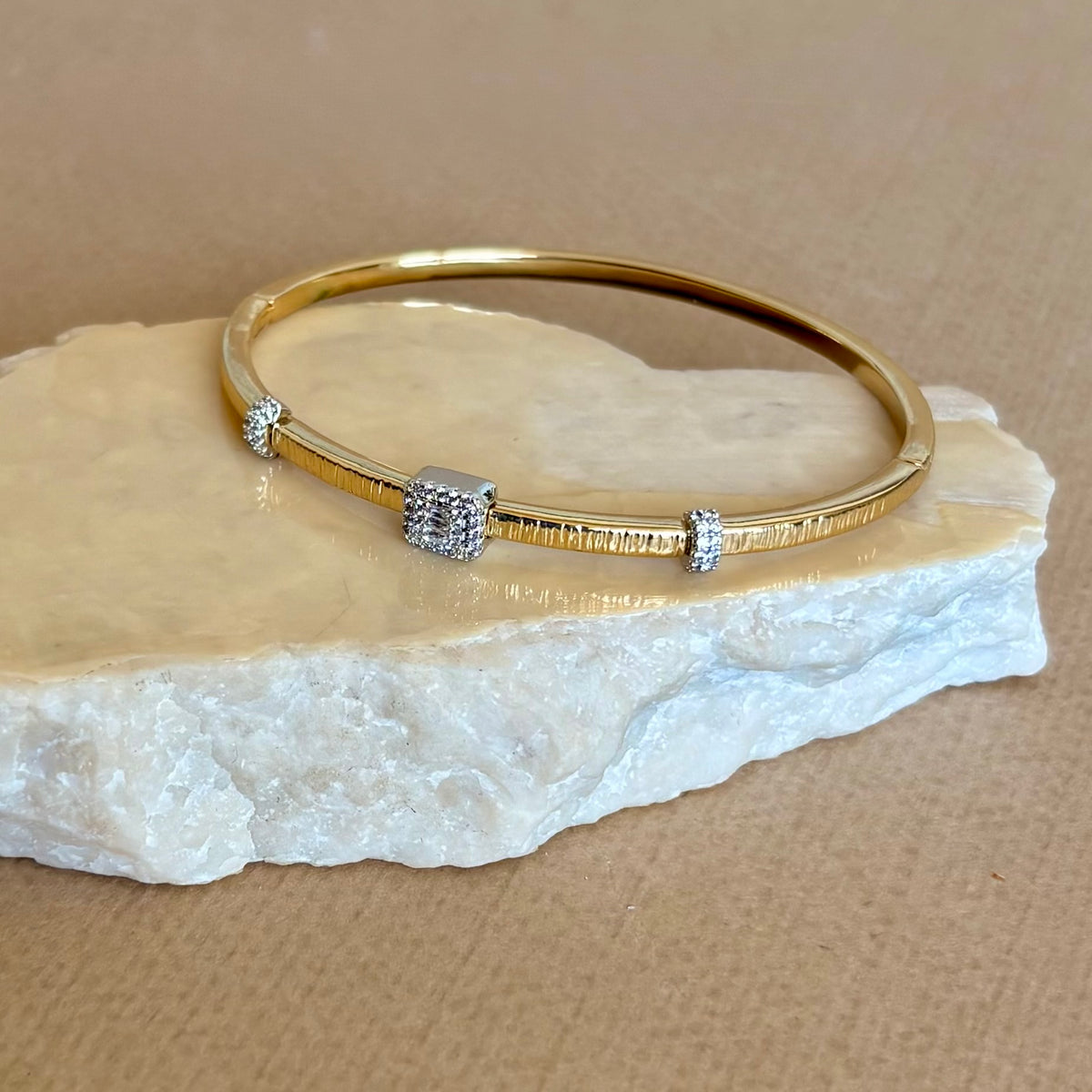 Celuneo | Gold Plated Bangle