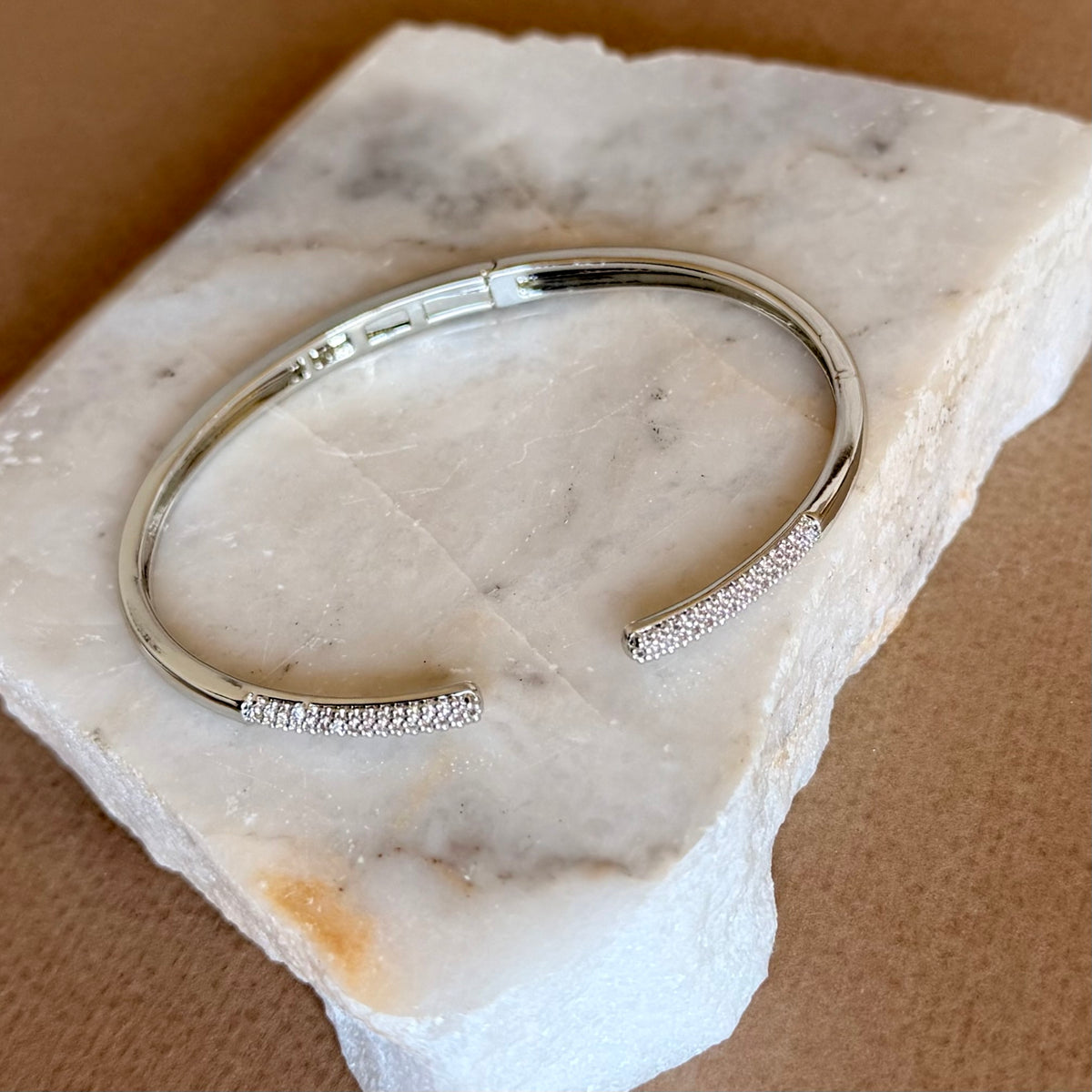 Nyro 02 | White Gold Plated Bangle